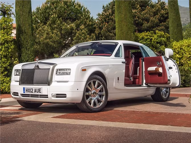 Rolls-Royce Phantom Coupe 2014 có giá 433.550 USD: Phantom Coupe 2014 được trang bị động cơ V12, 6,75 lít, công suất 453 mã lực và mô-men xoắn cực đại 720 Nm, giúp xe có thể tăng tốc từ 0-100 km/h trong 6,1 giây.