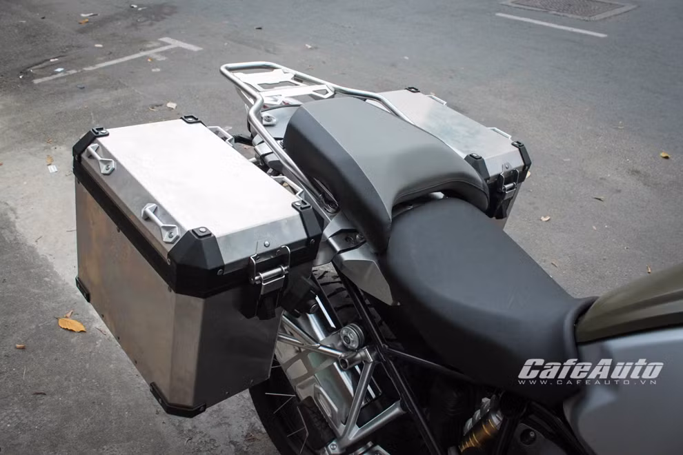 Xe sở hữu kích thước x dài x rộng x cao lần lượt là 2.255 x 980 x 1.450mm, chiều cao yên xe 890 mm, khối lượng tịnh 220 kg. BMW R1200GS có một hệ thống giảm xóc tương thích, với hành trình giảm xóc trước/sau 210mm/220mm, tăng 20mm so với người tiền nhiệm.