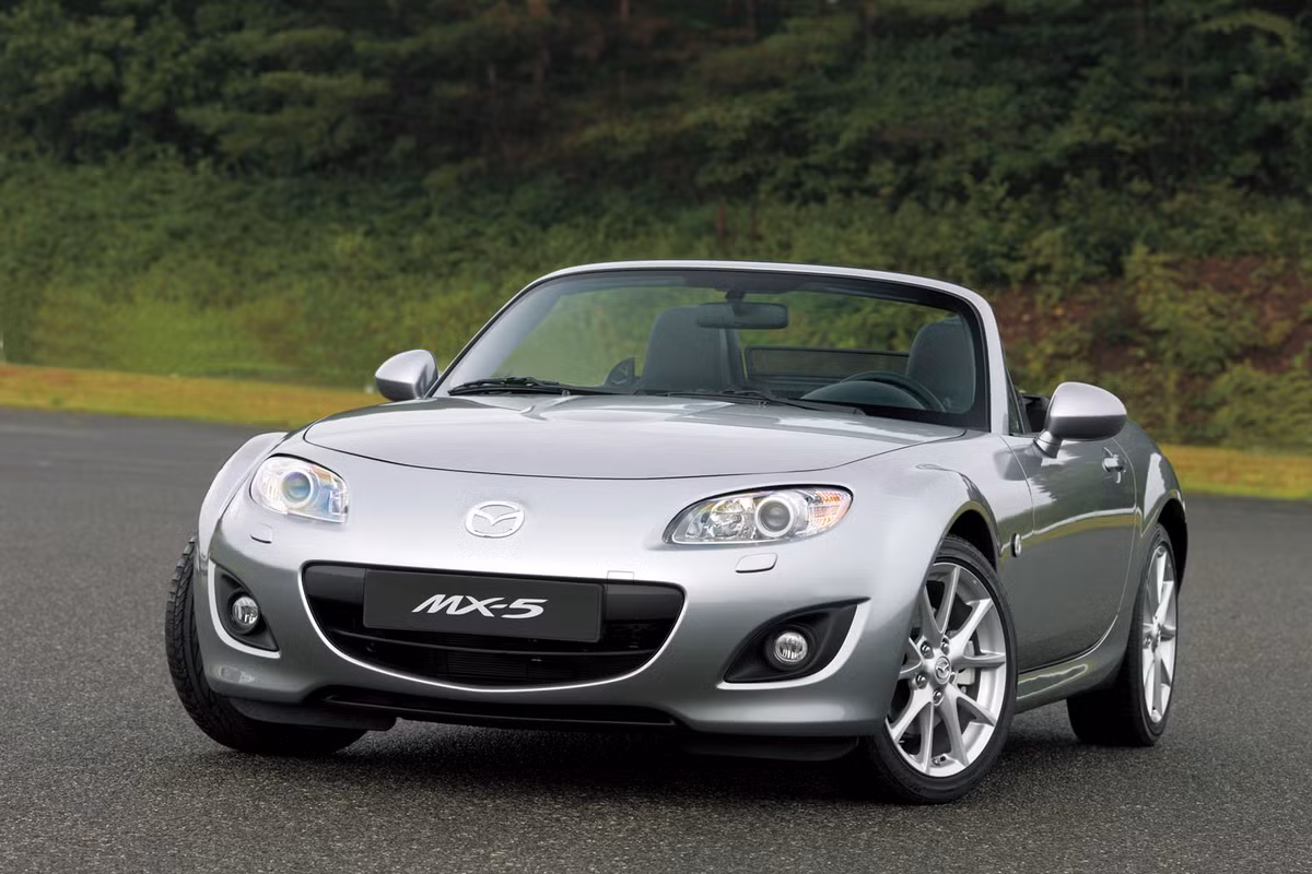 Mazda MX-5: Một trong những chiếc thể thao mui trần với mui cứng nằm trong phân khúc xe thể thao dưới 2 tỷ. Có thể xem trong danh sách này Mazda MX-5 là chiếc xe "khuôn mặt" "dễ thương" và hiền lành nhất. Động cơ xăng 2.0L (150hp - 190), hộp số tự động 6 cấp, kiểu dáng mui trần 2 chỗ và giá bán 1,695 tỷ đồng.