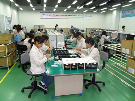 Theo ông Shin Won Hwan, Tổng giám đốc Tổ hợp Samsung Việt Nam, từ nay đến tháng 7/2014, nhà máy Samsung Thái Nguyên sẽ sản xuất 2 triệu sản phẩm điện thoại/tháng. Từ tháng 8/2014 trở đi, nhà máy này sẽ sản xuất từ 8 - 9 triệu sản phẩm điện thoại/tháng. Ảnh: Kiểm tra sản phẩm điện thoại trước khi xuất xưởng tại nhà máy Samsung Bắc Ninh.