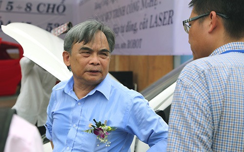 Chủ tịch Vinaxuki Bùi Ngọc Huyên trao đổi với khách hàng tại triển lãm Auto Expo 2014.