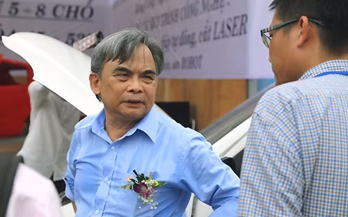 Chủ tịch Vinaxuki Bùi Ngọc Huyên trao đổi với khách hàng tại triển lãm Auto Expo 2014.