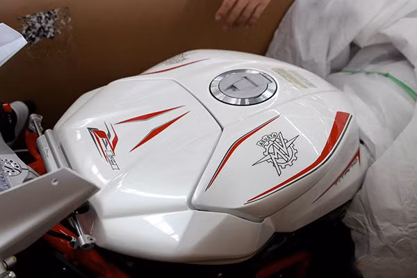 Bình xăng có thiết kế hình khối chắc khỏe và hiện đại với dung tích 17 lít.