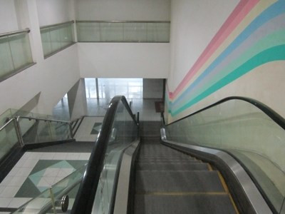 Khung cảnh vắng vẻ bên trong cao ốc.