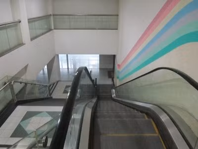 Khung cảnh vắng vẻ bên trong cao ốc.