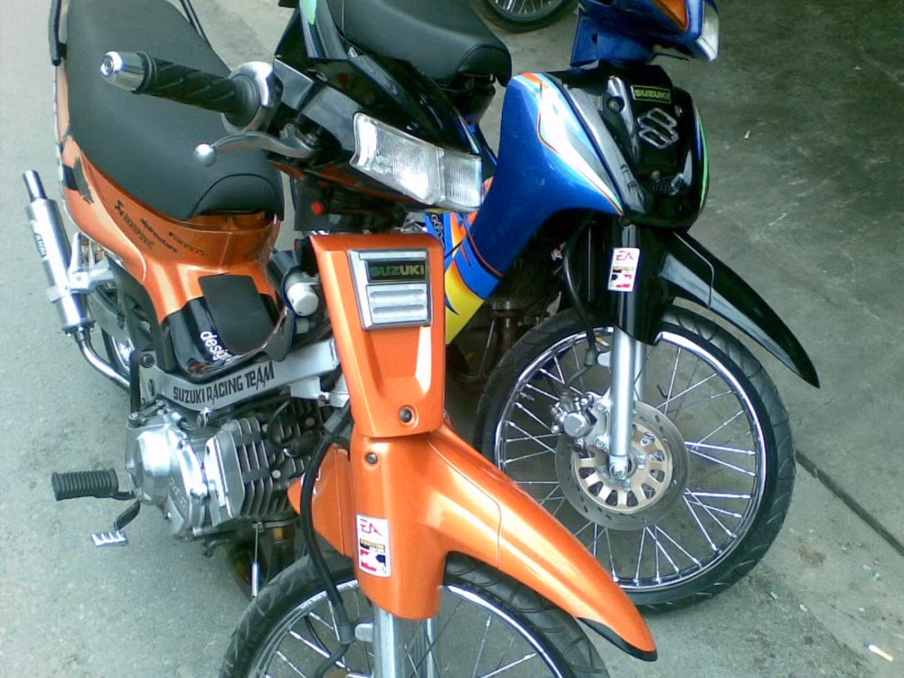 Hai chiếc Xì po đều được trang bị cặp vỏ Michelin gai góc và cá tính.