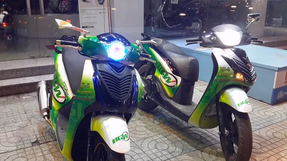 Ngoài vẻ sang chảnh vốn có thì cặp đôi SH này còn được trang bị một số đồ chơi sành điệu. Đèn xe cũng được thiết kế lại cho độ chói sáng hơn.