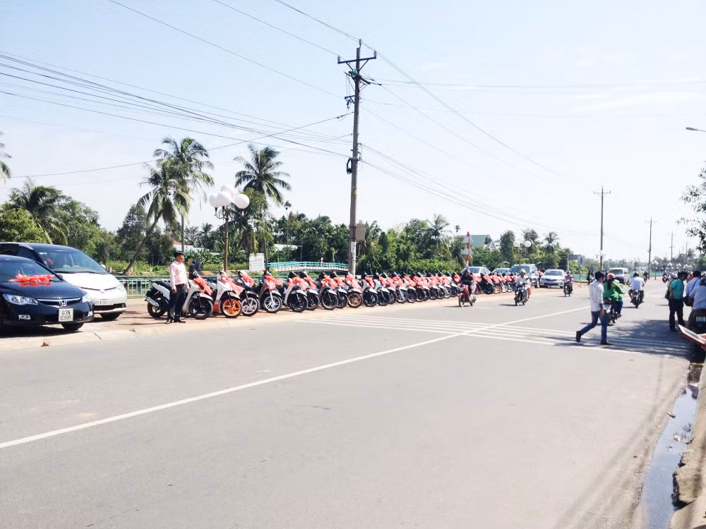 Dàn SH xếp thành một hàng dài dọc vỉa hè gần nhà cô dâu, chờ thời điểm đón dâu.
