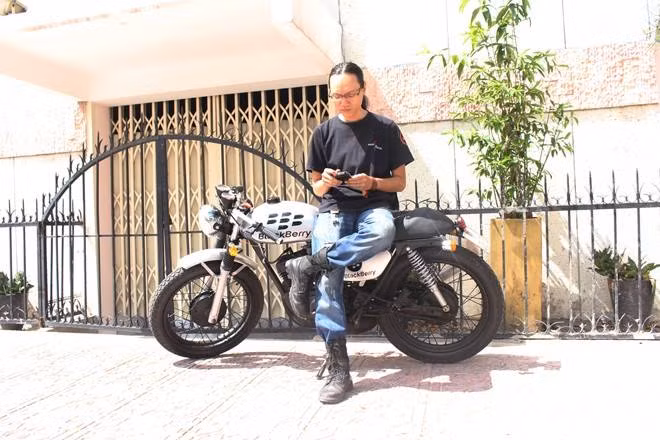 Được biết chủ nhân của chiếc xe vô cùng yêu thích thương hiệu điện thoại nổi tiếng BlackBerry nên anh quyết định độ bộ tem mới cho chiếc xế nổ đang sử dụng của mình.