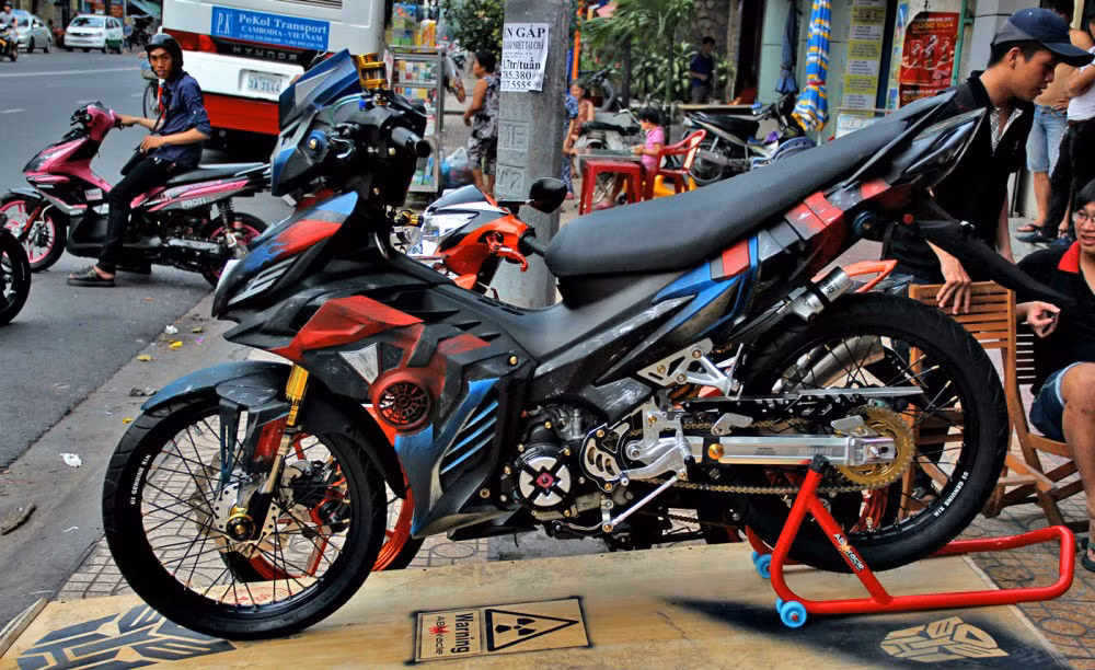 Xưởng độ xe máy nổi tiếng ở Sài Gòn vừa trình làng chiếc Exciter độ độc đáo theo kiểu robot biến hình. Dàn áo mà chiếc Exciter mang trên mình được lấy cảm hứng từ hình tượng Optimus - lãnh đạo phe autobot trong series phim bom tấn Transformer của Mỹ.