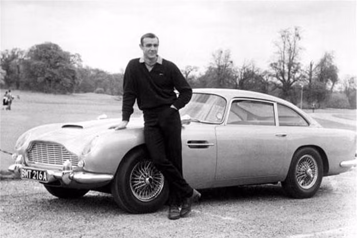 Aston Martin DB5. Xe của James Bond trong các phim "Goldfinger", "Thunderball"... Chiếc xe đủ mạnh mẽ để tham gia các điệp vụ của 007, và chính bộ phim làm cho chiếc xe trở thành đình đám.