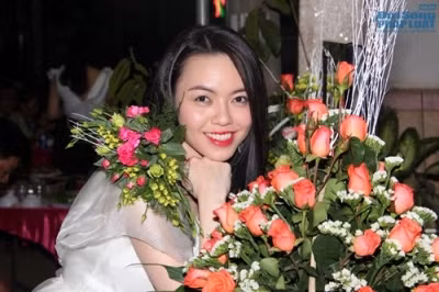 Tối 16/3, có khá nhiều người gần nhà Vũ Hoàng Điệp tại quê Đồng Nai đã rất bất ngờ và càm thấy tò mò khi gia đình cô tổ chức một bữa tiệc linh đình như một đám cưới.