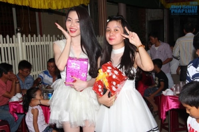 Bữa tiệc được tổ chức với sự tham dự đầy đủ người thân trong dòng họ và bà con quen thuộc gần xa.