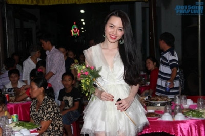 Xuất hiện tại bữa tiệc với sự tham dự của khoảng 100 khách mời, Vũ Hoàng Điệp tay cầm bó hoa tươi tắn, mặc váy trắng lộng lẫy, khoe nụ cười rạng ngời vẻ hạnh phúc khiến nhiều người xung quanh cứ ngỡ rằng "Nữ hoàng sắc đẹp quốc tế 2009" bất ngờ lên xe hoa về nhà chồng.