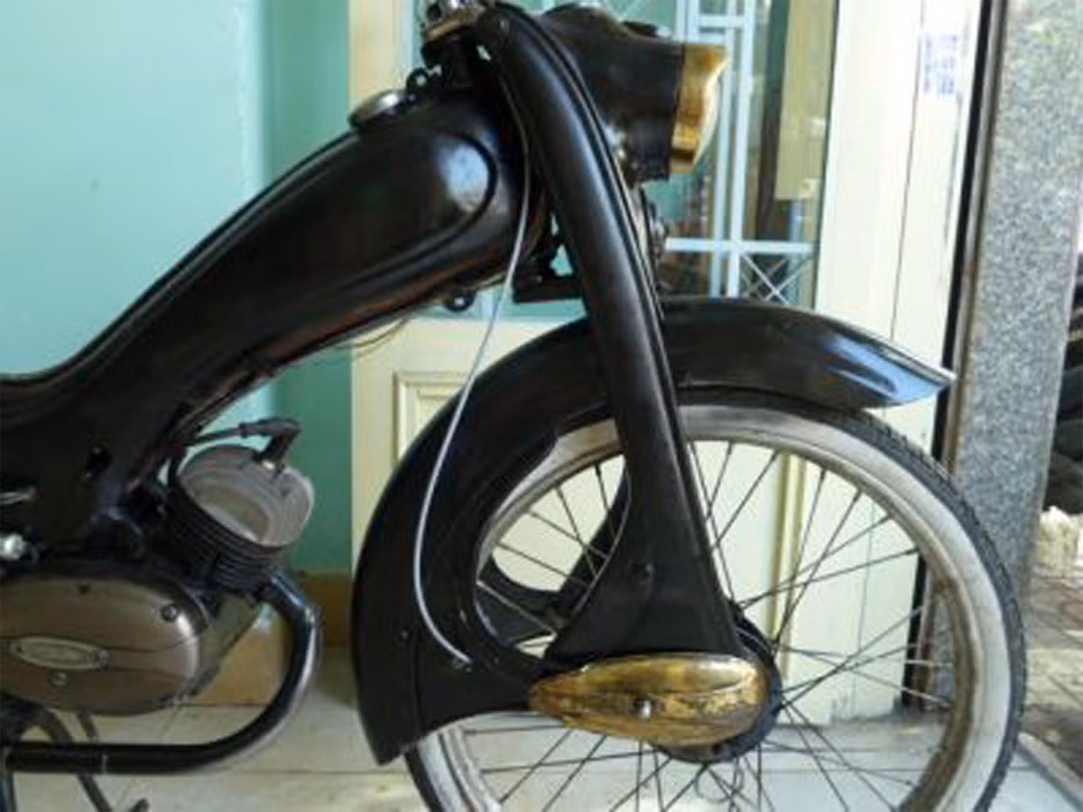 Ngoài loại xe phân khối lớn thì DKW còn có một số lượng DKW dạng Moped. Đây là xe máy nhưng có gắn thêm bàn đạp như xe đạp. Ảnh: Giò đạp được xi giả đồng.