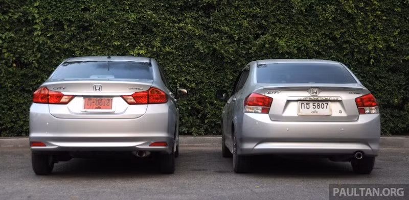 Cụm đèn hậu của City 2014 (xe trái) được làm thấp xuống và kéo dài sang cửa hậu nhiều hơn thế hệ cũ (xe phải).