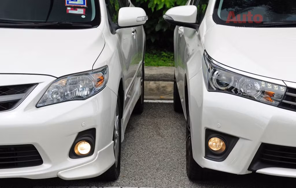 Cách thiết kế thân xe đơn giản không nhiều hình khối, nhưng phần đèn chiếu sáng và đèn hậu bề thế đi kèm lưới tản nhiệt và chi tiết trang trí mạ chrome làm cho chiếc xe này (xe phải) trông lịch lãm hơn.