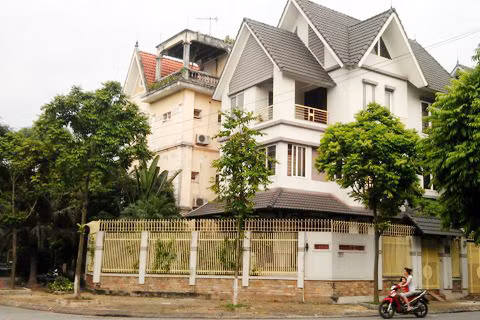 HUD cũng thực hiện việc chuyển nhượng hạ tầng cho một số nhà đầu tư thứ cấp không đúng quy định. Bên cạnh đó, việc thực hiện nghĩa vụ tài chính của HUD đối với Nhà nước còn một số sai sót như: nộp tiền sử dụng đất còn thiếu, chưa nộp tiền phí xây dựng. Sau đó, HUD có văn bản giải trình và khắc phục sai phạm. Ảnh: Biệt thự trong Khu đô thị Linh Đàm.