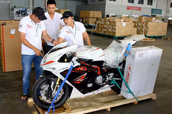 Tổng thể siêu xe F4 RR trông khá thon gọn với trọng lượng khô 190kg. Đây chắc chắn là chiếc siêu xe sport thu hút sự quan tâm nhiều nhất của những người đam mê xe hiện nay tại Việt Nam. Ảnh: Motosaigon.