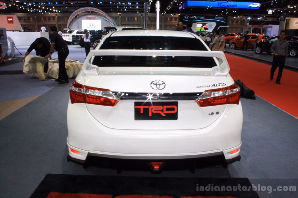 Corolla Altis 2014 được trang bị động cơ 1.8 lít trên phiên bản 1.8E cho công suất cực đại 139 mã lực. Hai phiên bản 2.0G và 2.0V có sức mạnh lớn hơn với dung tích động cơ 2.0 lít, cho công suất cực đại 145 mã lực. Tất cả các phiên bản động cơ đều được Toyota trang bị hộp số vô cấp CVT với 7 cấp số ảo cho phong cách lái thể thao.