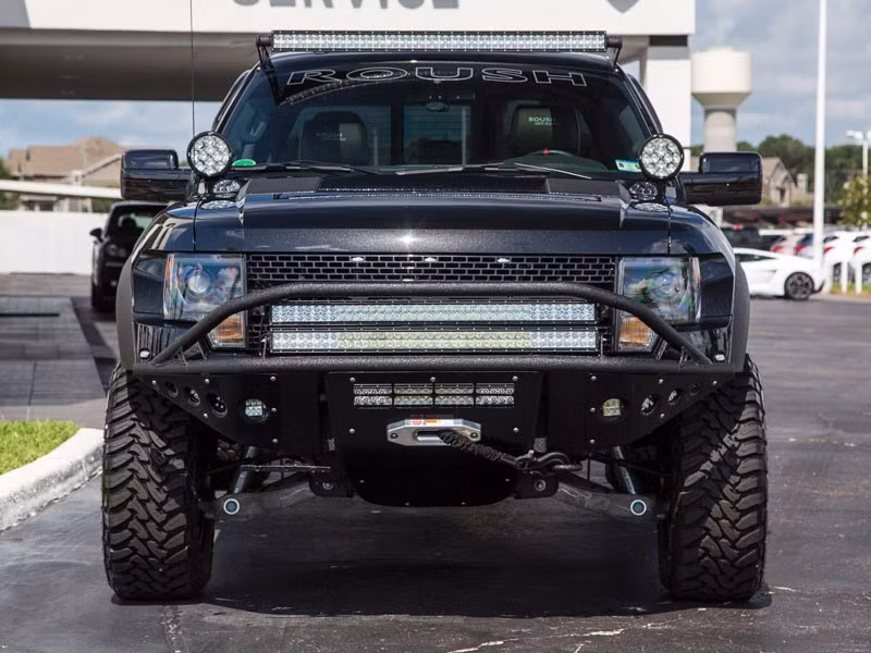 Các chi tiết như cản trước, lưới tản nhiệt, đèn pha, cản sau, bậc lên xuống đều được gia cố và thay mới một cách hầm hố.