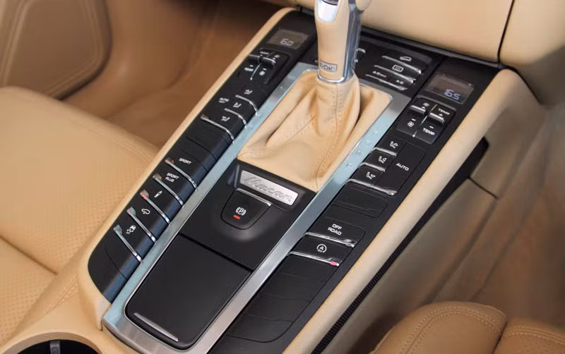 Ngoài ra, khách hàng có thể yêu cầu thêm các tùy chọn như: ghế điều chỉnh điện 14 hướng, ghế thể thao 18 hướng, táp lô bọc da, cửa sổ trời toàn cảnh...