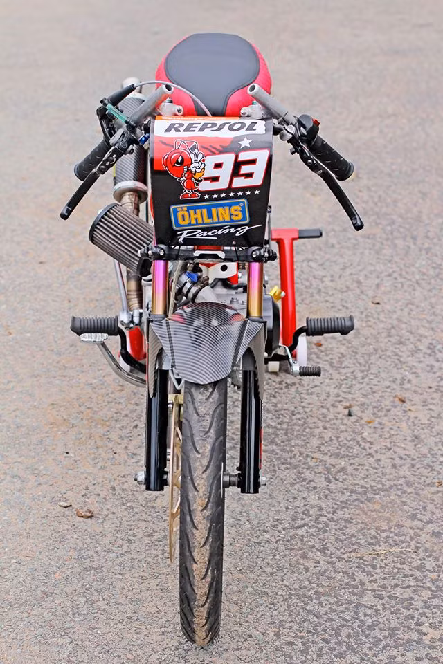 Bộ vỏ Michelin cá tính và tem số 93 của tay đua Marquez nổi tiếng.