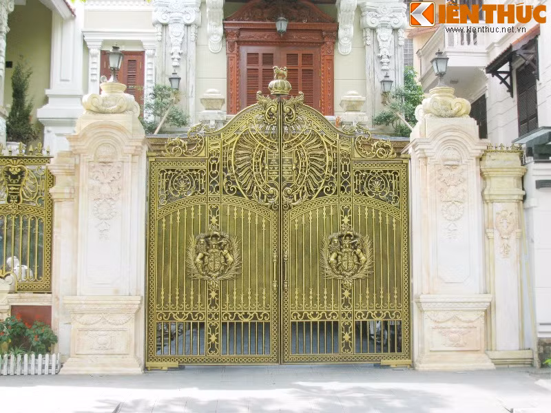 Không chỉ coi sư tử là vật linh thiêng khi đặt chúng trước cổng với mục đích bảo vệ ngôi nhà, nhiều người còn đưa cả hình ảnh sư tử lên trên chiếc cổng. Trong ảnh là chiếc cổng bằng đồng với hình ảnh sư tử trị giá hàng trăm triệu đồng của ngôi biệt thự hàng triệu đô trong Khu đô thị mới Trung Yên (quận Cầu Giấy, Hà Nội).