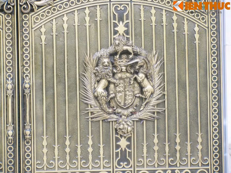 Nhiều người cho rằng, sư tử tượng trưng cho lòng dũng cảm, kiên cường và sự vui tươi vô điều kiện. Vì thế, việc gắn hình ảnh sư tử với chiếc cổng vừa mang tính chất bảo vệ ngôi nhà, vừa thể hiện sự vui vẻ của chủ nhà. Ảnh: Những chú sư tử được điêu khắc tinh xảo trên cổng.