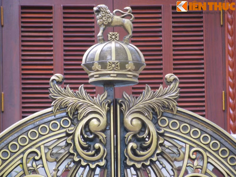 Tuy nhiên, theo nhiều chuyên gia phong thủy, nếu đặt sư tử sai vị trí, gia chủ có thể phải rước lấy tai họa thay vì nhận được sự bảo trợ của linh vật. Ngoài ra, việc đặt quá nhiều sư tử cũng gây ra những ảnh hưởng không tốt vì bất cứ thứ gì thái quá đều có thể mang lại kết quả không như mong muốn.