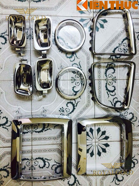 Toàn bộ các hốc đèn và tay nắm cửa cũng được tháo dời ra để phủ vàng 24K. Các chi tiết sẽ được làm sạch, sau đó được ngâm trong một bể dung dịch đồng với thời gian nhất định. Tiếp theo được mạ trong một bể dung dịch bạc, lần cuối cùng các chi tiết được đưa vào bể vàng.