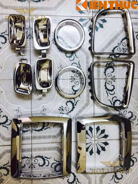 Toàn bộ các hốc đèn và tay nắm cửa cũng được tháo dời ra để phủ vàng 24K. Các chi tiết sẽ được làm sạch, sau đó được ngâm trong một bể dung dịch đồng với thời gian nhất định. Tiếp theo được mạ trong một bể dung dịch bạc, lần cuối cùng các chi tiết được đưa vào bể vàng.