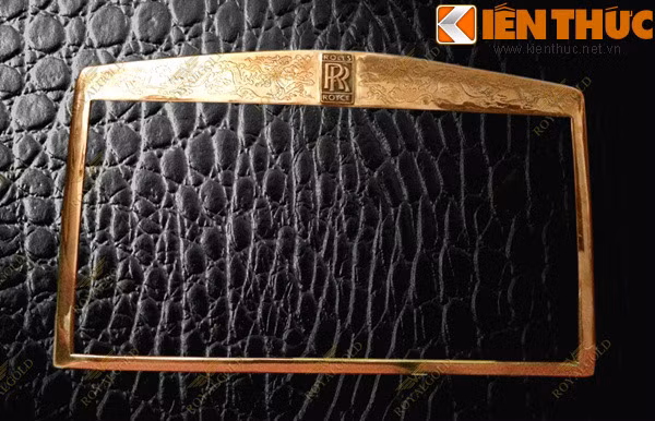 Toàn bộ lá chắn trước của mui xe và phần sau được chạm khắc tinh xảo với biểu tượng Rồng thời Lý, hai đầu Rồng hướng về logo của xe.