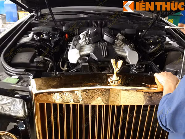 Để tránh "đụng hàng" với phiên bản Rồng trước đó và tạo tính "độc" cho chiếc Phantom này, sau nhiều lần cân nhắc, chủ nhân chiếc xe quyết định chọn biểu tượng "đôi Rồng thời nhà Lý".