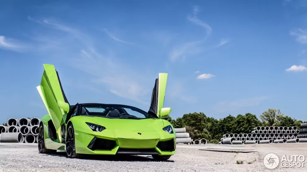 Lamborghini Aventador Roadster màu xanh cốm "tung cánh" dưới nắng.