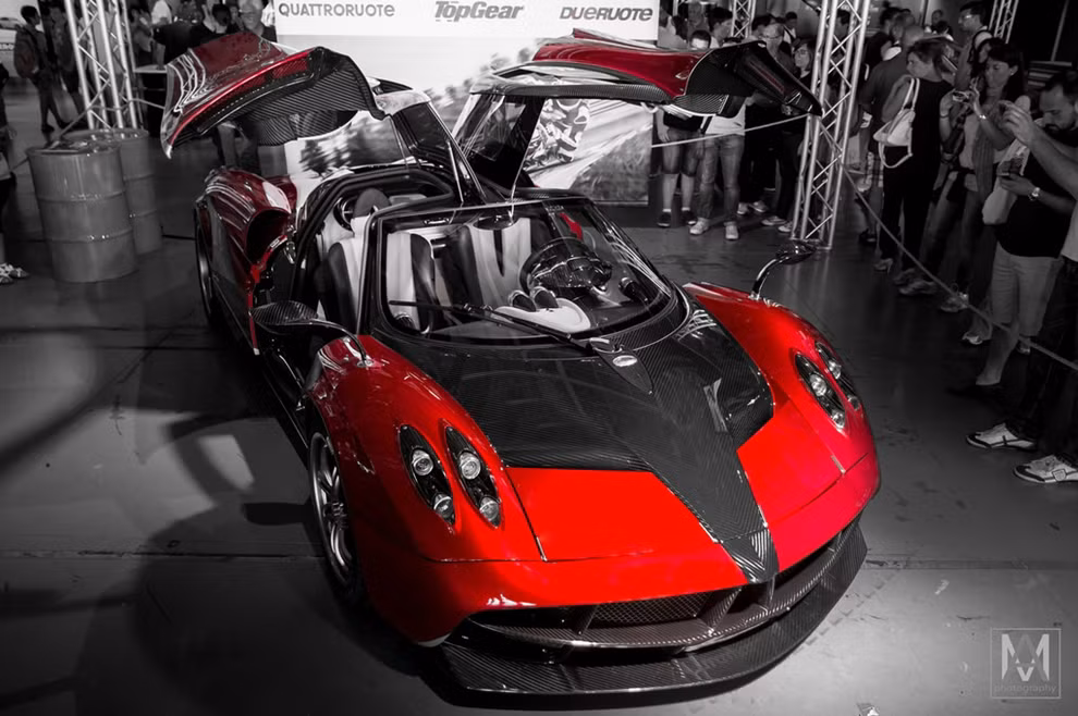 Vẻ đẹp huyền ảo của "thần gió" Pagani Huayra.