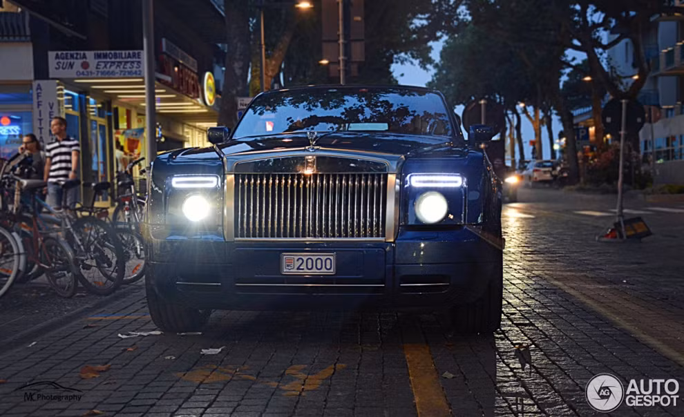 Rolls-Royce Phantom DC trong ánh đêm tại Monaco.