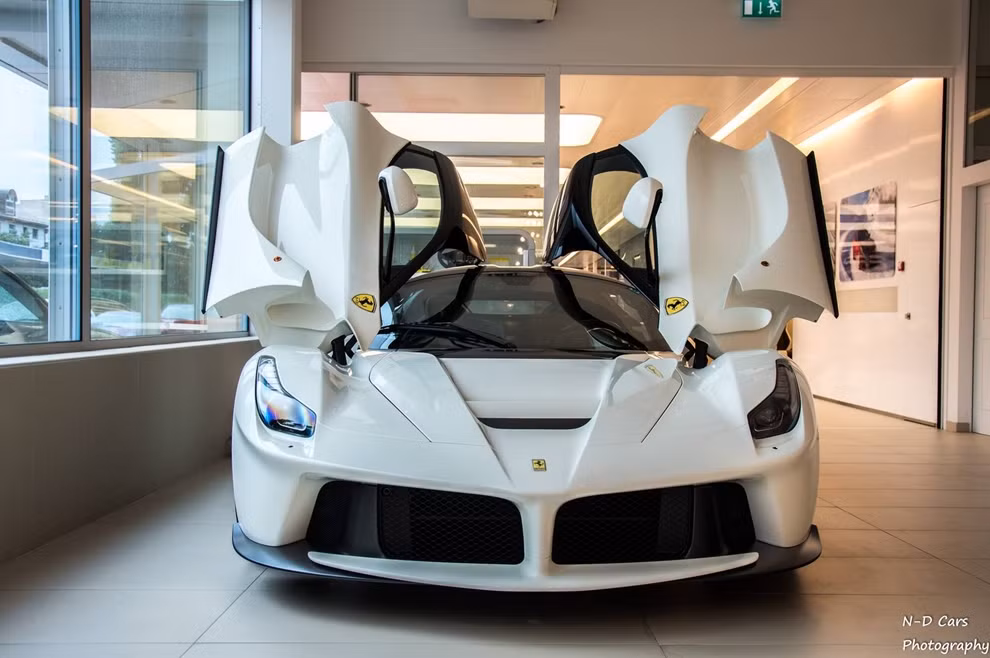 Ferrari LaFerrari màu trắng đầu tiên xuất hiện tại Thụy Sỹ.