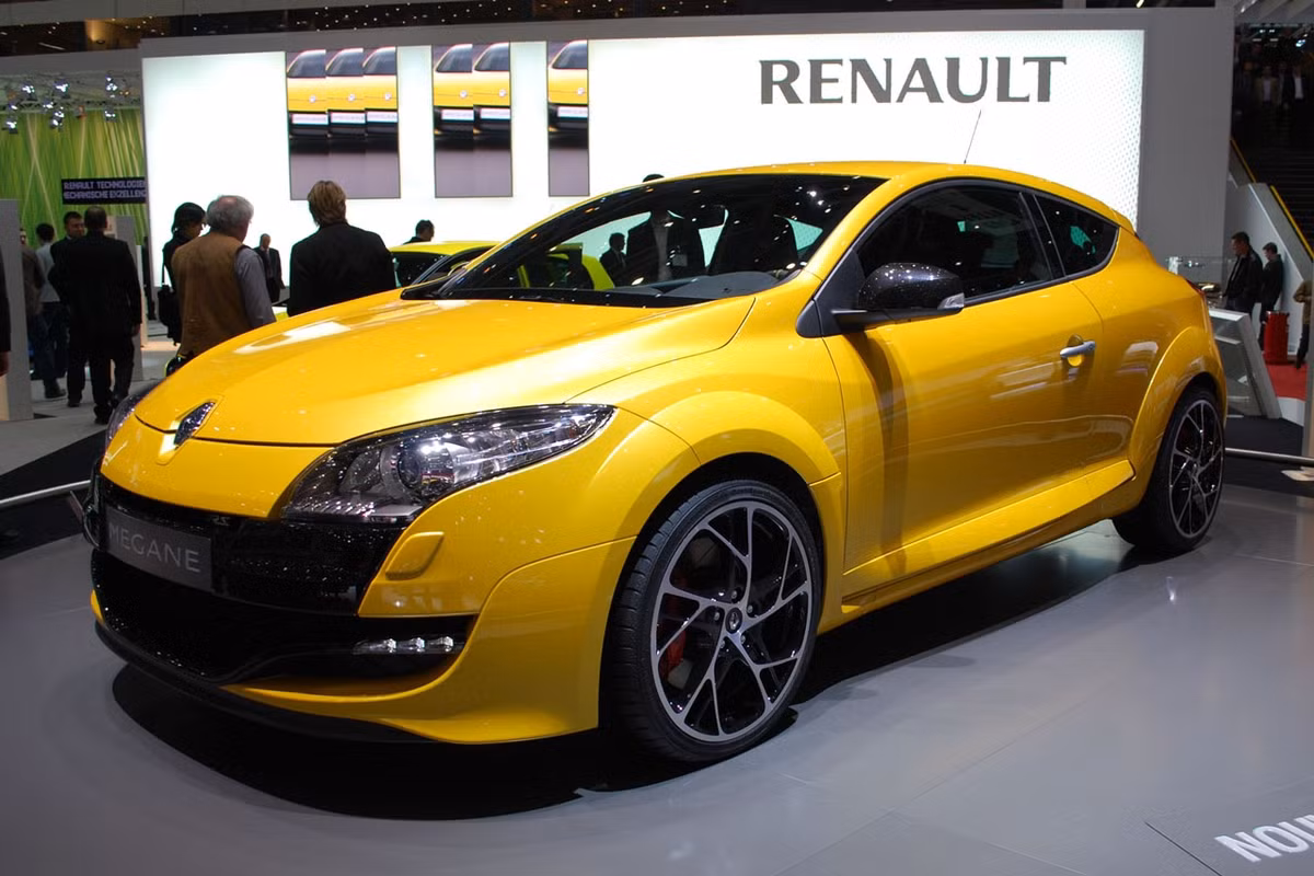 Renault Megane RS: Megane RS được giới thiệu đến người tiêu dùng Việt khoảng cuối tháng 9/2012 với kiểu dáng thể thao cùng động cơ mạnh mẽ. Xe sở hữu động cơ 2.0L (265hp - 340Nm), hộp số sàn 6 cấp, dẫn động cầu trước, kiểu dáng 2+2 và giá bán 1,499 tỷ đồng.
