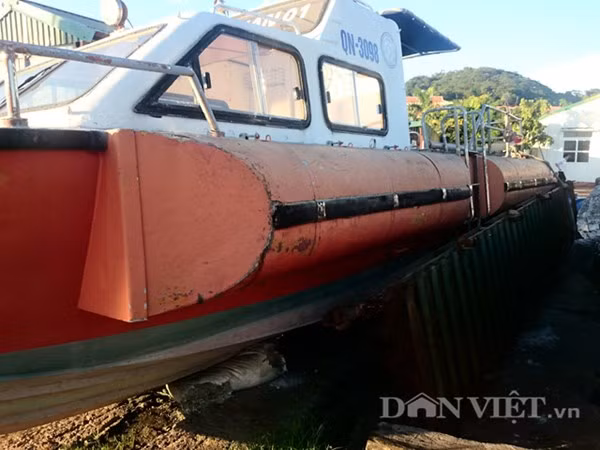 Xuồng có thiết kế đặc biệt có phao đỡ 2 bên mạn và công suất máy lớn nên khi thời tiết trên biển có gió lên đến cấp 8 vẫn cưỡi sóng đi cứu nạn an toàn.