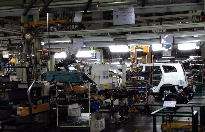 Và trở thành nhà máy sản xuất ô tô đầu tiên tại Việt Nam có quy trình sản xuất xe hơi hoàn chỉnh gồm 5 công đoạn: Dập, Hàn, Sơn, Lắp Ráp và Kiểm tra chất lượng.