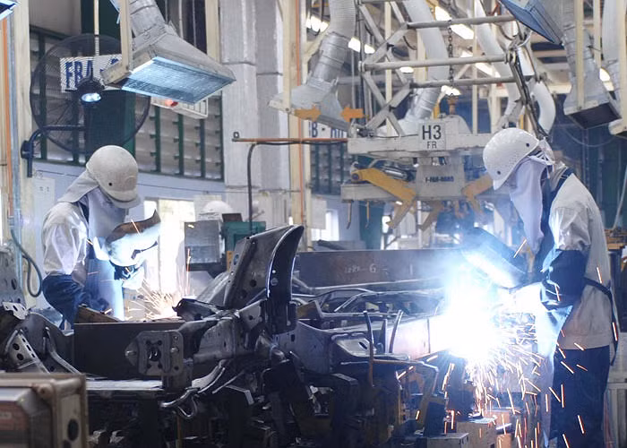 Nhà máy có các xưởng dập khung sườn xe, xưởng sản xuất khung gầm, xưởng sơn tĩnh điện...