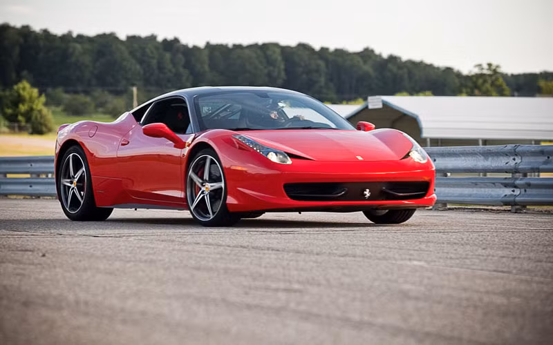 "Rõ ràng, các cầu thủ rất thích mua xe SUV. Họ thích xe gầm cao, sang trọng và dẫn động 4 bánh hơn cả siêu xế”, ông Brook cho biết thêm. Ảnh: Ferrari 458 Italia.