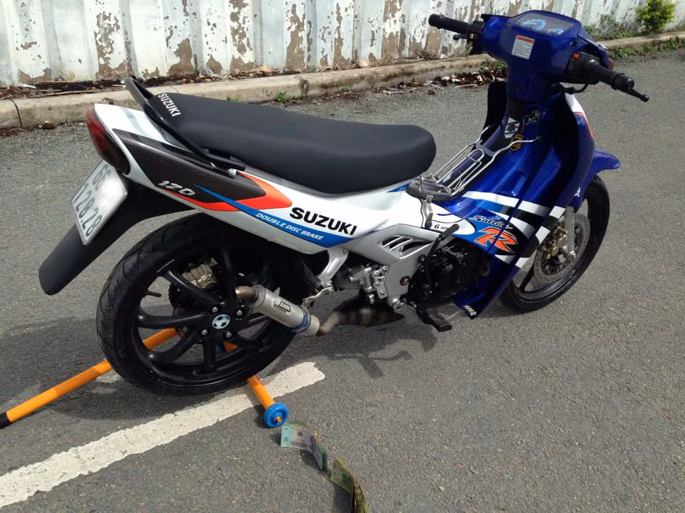 Xe được độ pô 2006, lòng zin bình bông mai xịn.