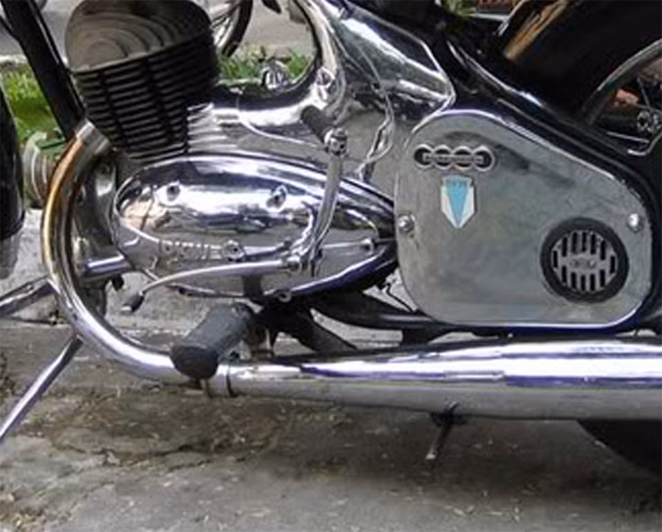 Loại xe 200 phân khối này có hình dáng khá đẹp, thanh mảnh nhưng hùng dũng. Ðặc điểm của loại xe này là chân chống, cần đạp và số dính liền.