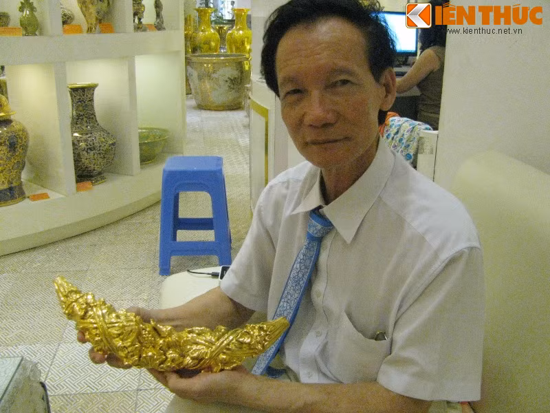 Hoa văn bằng công nghệ vẽ vàng trên sứ của Hải đồ cổ vừa được sử dụng trong một công trình kiến trúc. Ảnh: Hải Sơn.