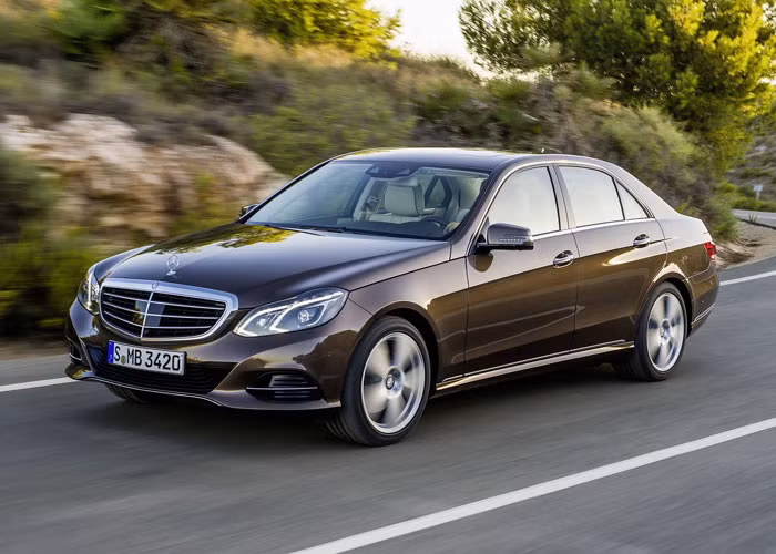 Ngoài ra, một chi tiết nữa tạo sự khác biệt là nắp động cơ nhô cao hơn, kết hợp với lưới tản nhiệt tạo nên mảng dập nổi hướng về phía trước.