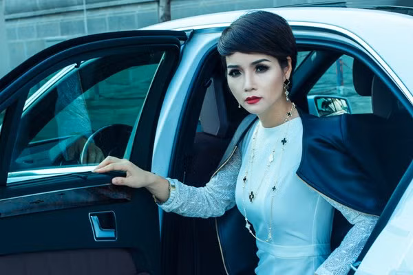 Chiếc xe này làm nền cho bộ ảnh mới nhất của Mai Thu Huyền.