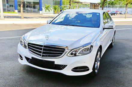 E-Class là dòng sedan cỡ trung thành công nhất trên thế giới của hãng xe Đức trong hơn 50 năm qua. Đây cũng là mẫu xe bán chạy nhất của Mercedes-Benz Việt Nam và là mẫu xe yêu thích nhất của các khách sạn 5 sao. E-Class đời mới có đôi chút thay đổi về ngoại thất, đặc biệt là ở phần mũi xe.