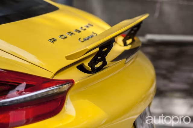 Đuôi xe gắn logo của hãng và tên của dòng xe.